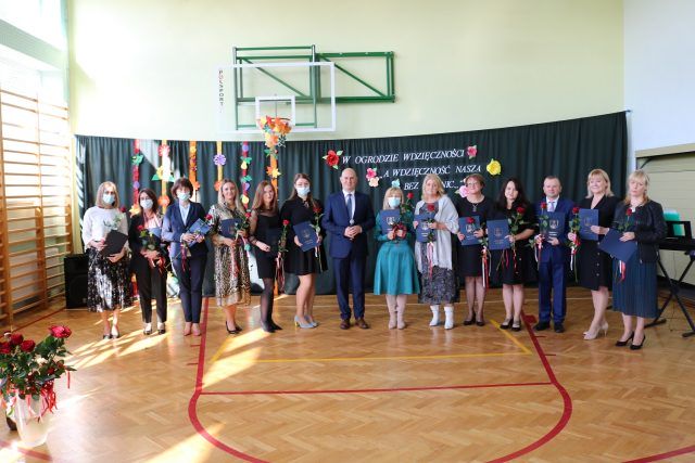 Nagrodzeni nauczyciele z Wójtem w czasie uroczystości Gminnego Dnia Edukacji Narodowej.