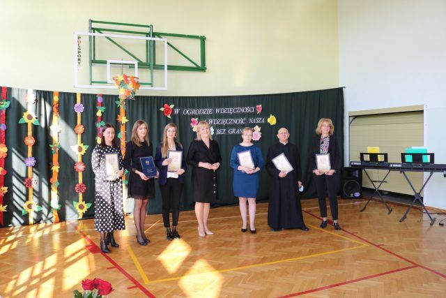 Nagrodzeni pracownicy szkoły w Wilkowyi z Dyrektor Szkoły Ireną Skwarek.