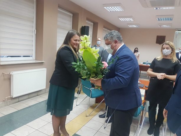 W czasie sesji Rady Gminy na sali konferencyjnej Bernard Makulec wręcza kwiaty Kindze Smak z okazji przekazania aktu powołania.