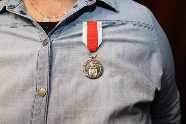Złoty Medal za Zasługi dla Obronności Kraju przypięty do koszuli na Pani Henryce Lasockiej