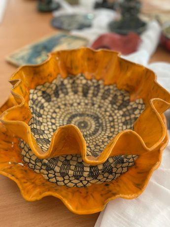 Ceramiczne pomarańczowe misy z mozaikowym środkiem.