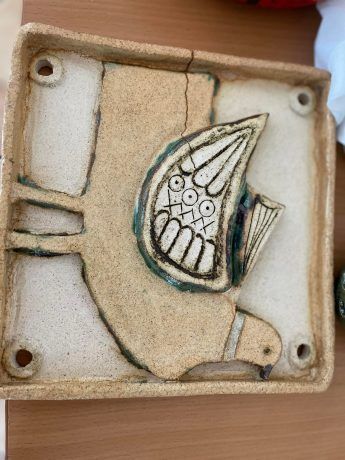 Ceramiczny obraz przedstawiający gołębia.