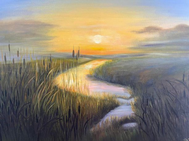 Obraz przedstawiający zachodzące lub wschodzące słońce nad rzeką wśród łąk. 