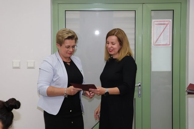 Przewodnicząca Gminnej Komisji Wyborczej w Garwolinie Izabela Miętus wręcza zaświadczenie o wyborze na radną Radnej Gminy Garwolin Kindze Konopackiej.