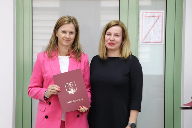 Radna Magdalena Mikulska z Przewodniczącą Gminnej Komisji Wyborczej w Garwolinie Izabelą Miętus.
