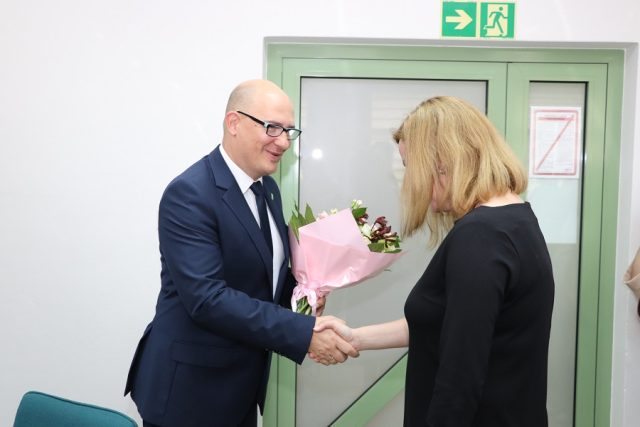Wójt Gminy Garwolin Marcin Kołodziejczyk, dziękując, wręcza kwiaty Izabeli Miętus - Przewodniczącej Gminnej Komisji Wyborczej w Garwolinie. 