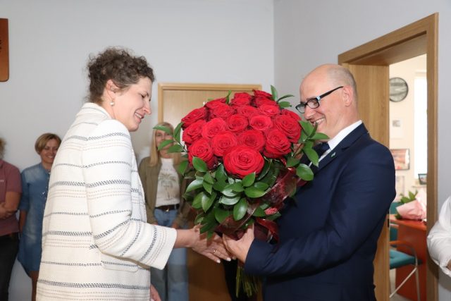 Zastępca Wójta Gminy Garwolin Karolina Kasprzak wręcza bukiet czerwonych róż Wójtowi Gminy Garwolin Marcinowi Kołodziejczykowi.